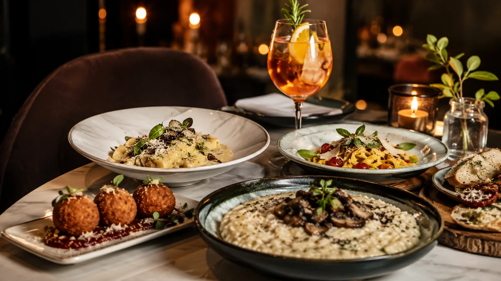 Mesa italiana con pastas, risotto y entradas artesanales